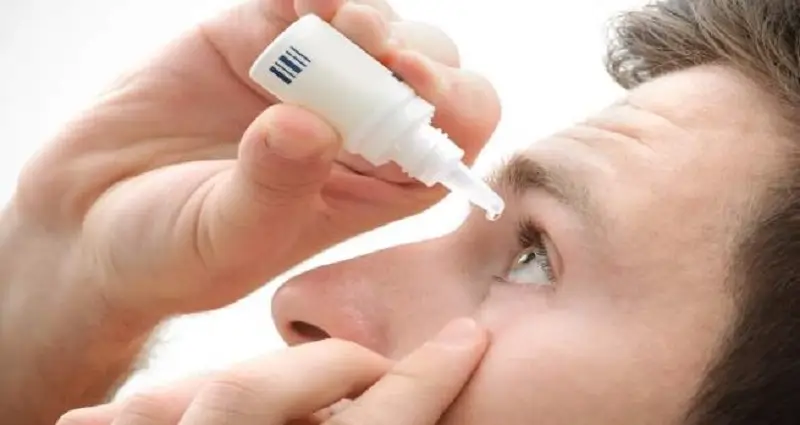 Thuốc nhỏ mắt được kê theo đơn của bác sĩ để làm dịu mí mắt