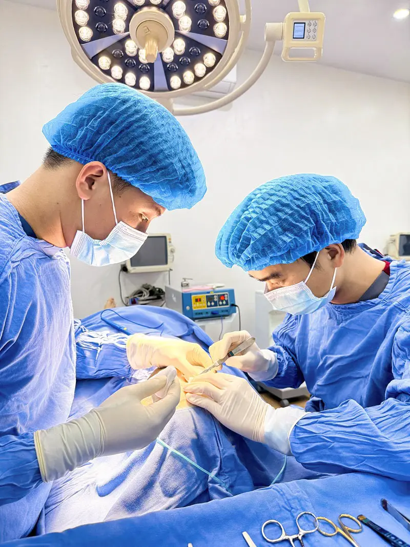 Bác sĩ tiến hành rạch và loại bỏ da chùng gây sụp mí