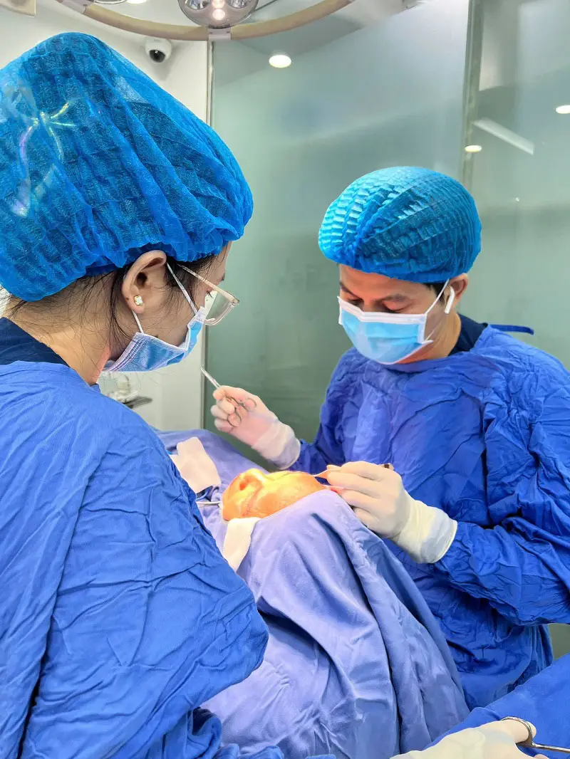 Lựa chọn địa chỉ thẩm mỹ uy tín, để bác sĩ thăm khám và tư vấn