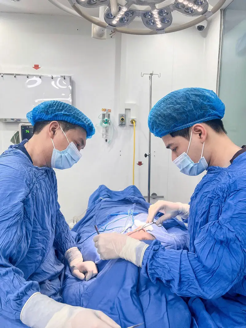 Quá trình thực hiện bác sĩ sẽ nâng cao chân mày, loại bỏ phần da dư