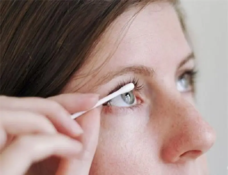 Nên bôi thuốc mỡ sau khi phun mí mắt