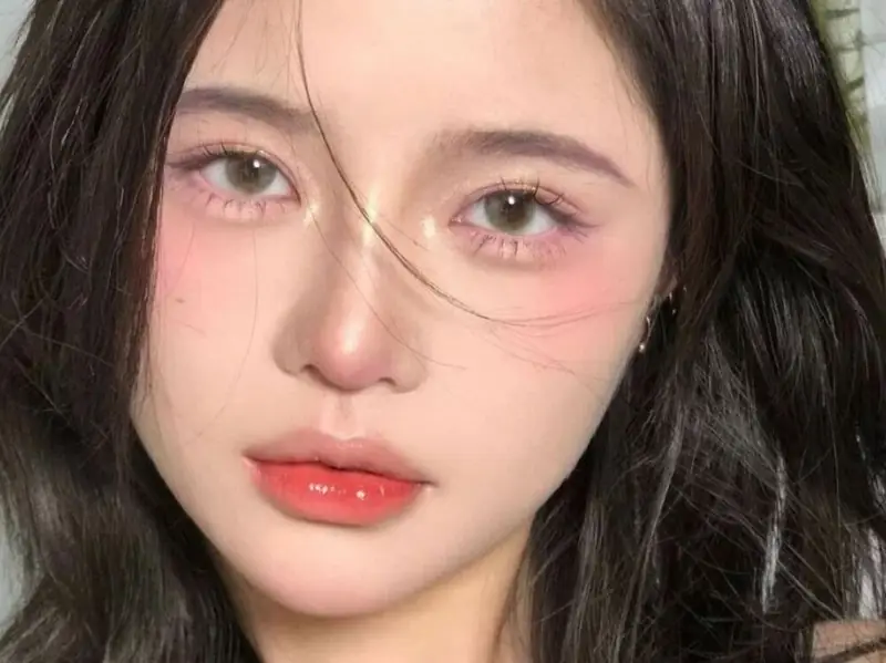 Bọng mắt dưới tạo cảm giác trẻ trung, rạng rỡ