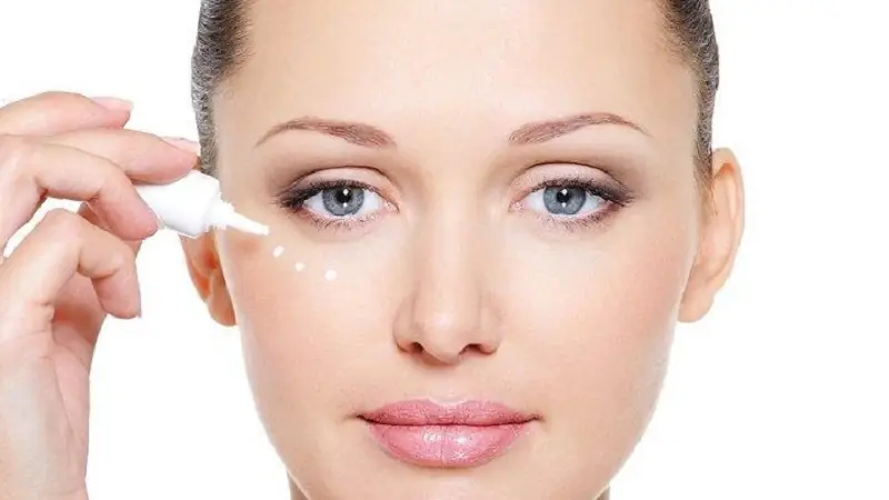 Sử dụng kem bôi để làm mờ bọng mắt, quầng thâm