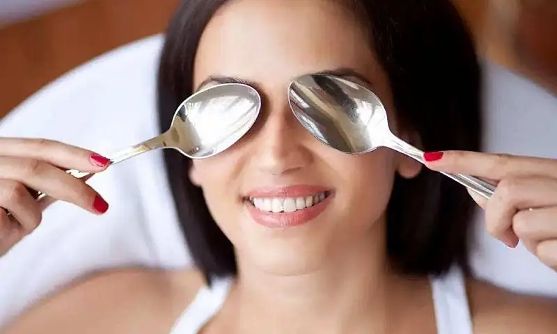 Cách làm giảm bọng mắt bằng thìa lạnh áp lên vùng mí dưới