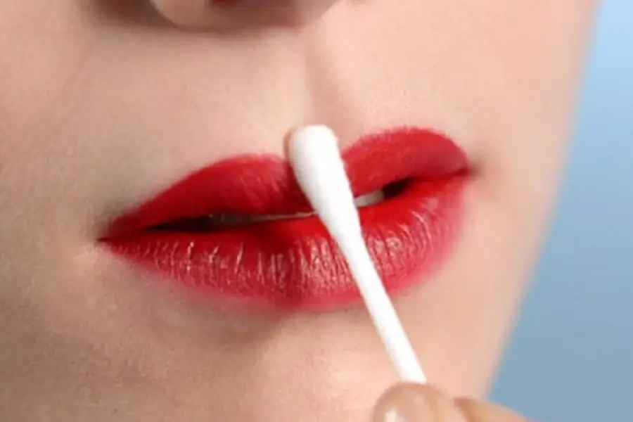 Vệ sinh môi hàng ngày bằng nước muối sinh lý