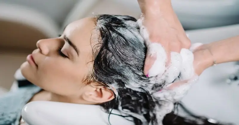 Gội đầu sạch sẽ bằng dầu gội thảo dược