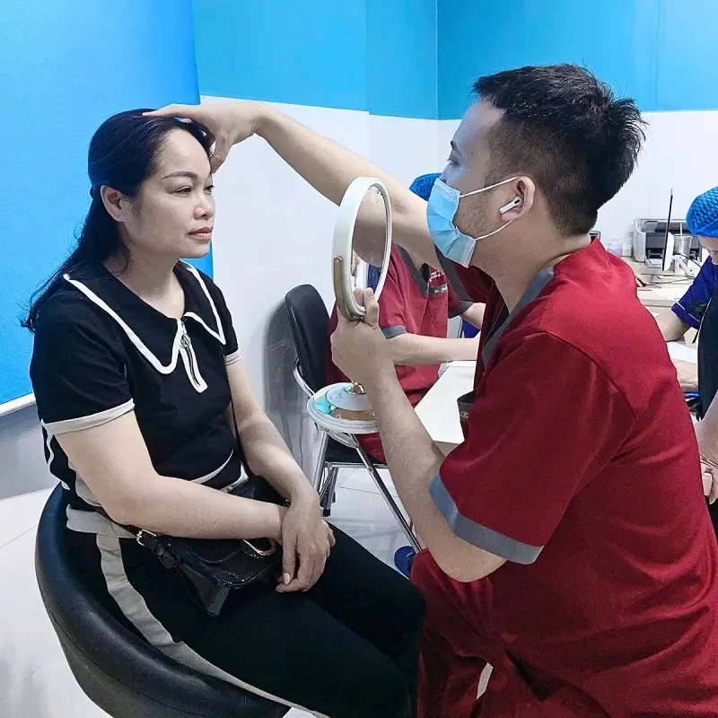 Trực tiếp bác sĩ thăm khám và tư vấn cho khách hàng