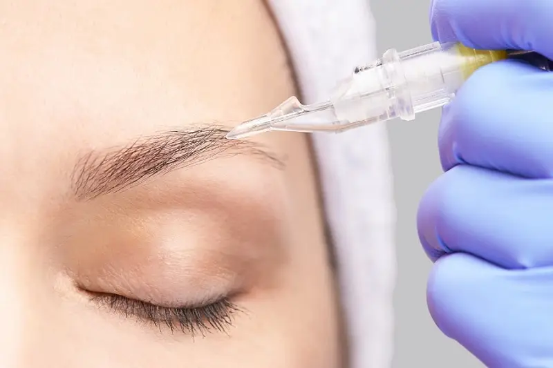 Hút mực chân mày để tạo dáng chân mày mới