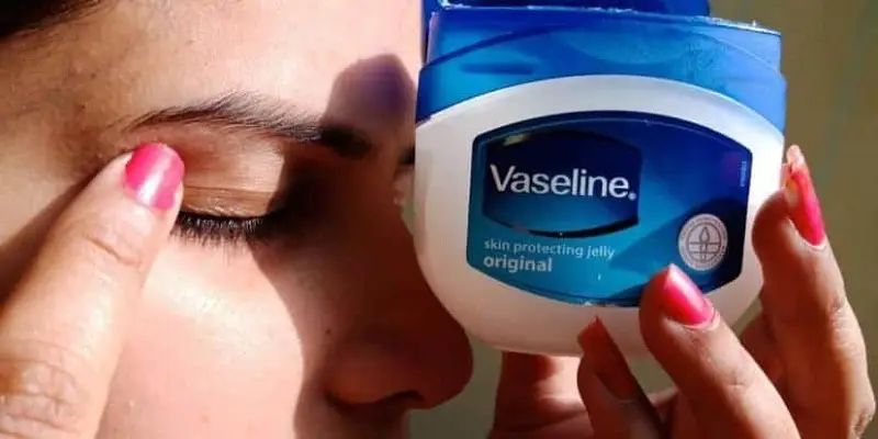 Thoa vaseline giúp làm dịu vùng da điêu khắc lông mày