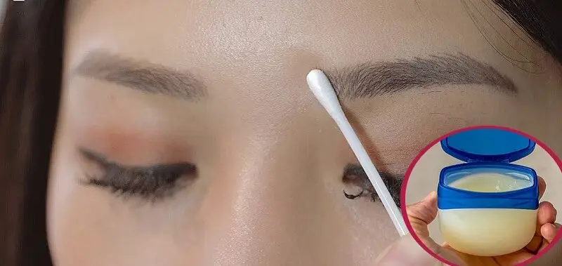 Dùng tăm bông lấy một lượng vaseline vừa đủ thoa lên lông mày