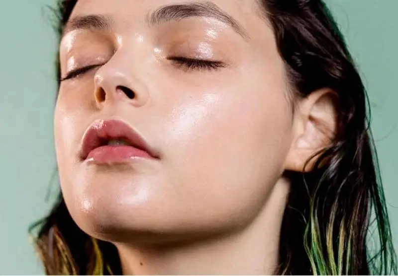 Những người có làn da dầu vẫn có thể điêu khắc chân mày