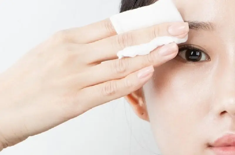 Chăm sóc và vệ sinh lông mày sạch sẽ