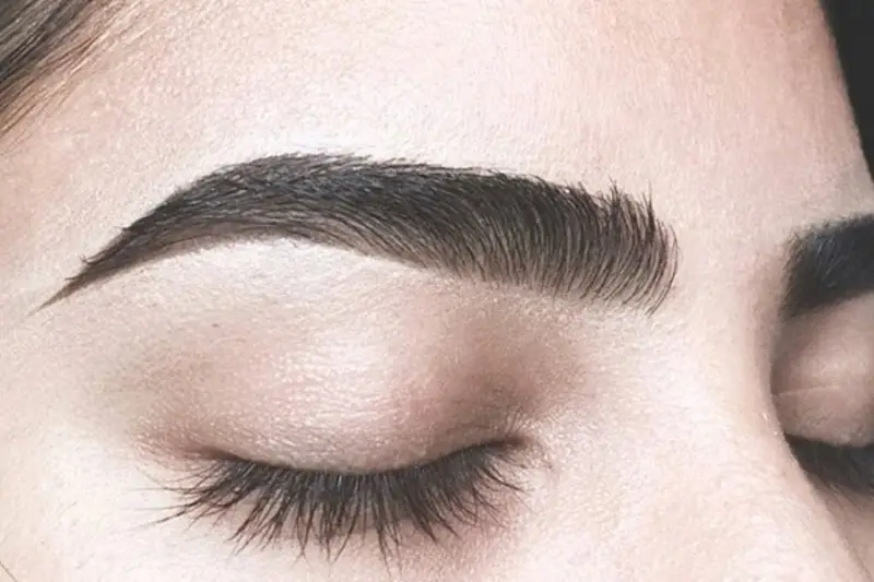 Màu sắc lông mày quá đậm, khiến gương mặt hơi già, dữ tợn