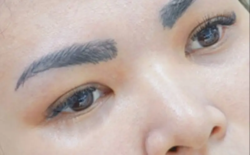 Sợi lông mày sau điêu khắc bị vỡ nét