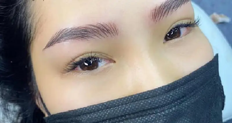 Sau một thời gian lông mày trổ màu