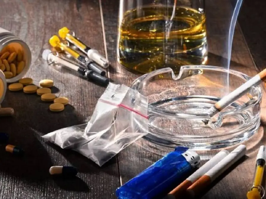 Các chất kích thích làm chậm quá trình phục hồi sau điêu khắc chân mày