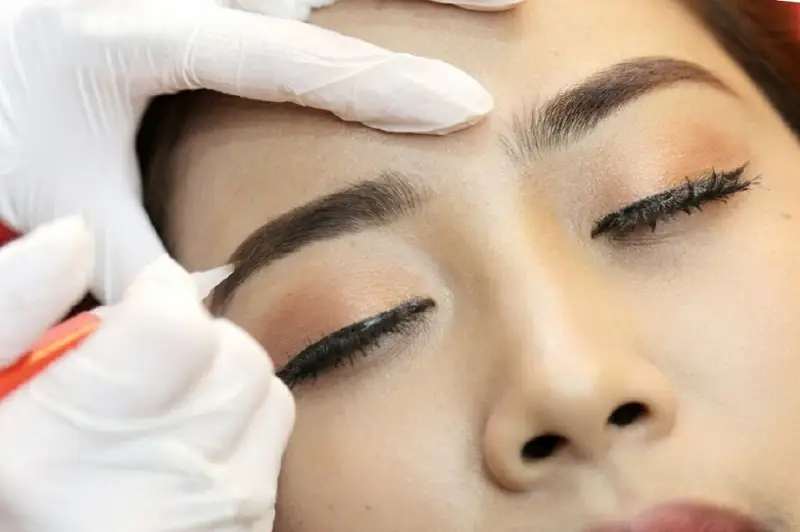 Kỹ thuật điêu khắc chân mày phun đôi hiện đại, thao tác chính xác