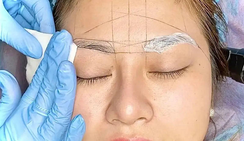 Khách hàng được ủ tê trước khi điêu khắc lông mày