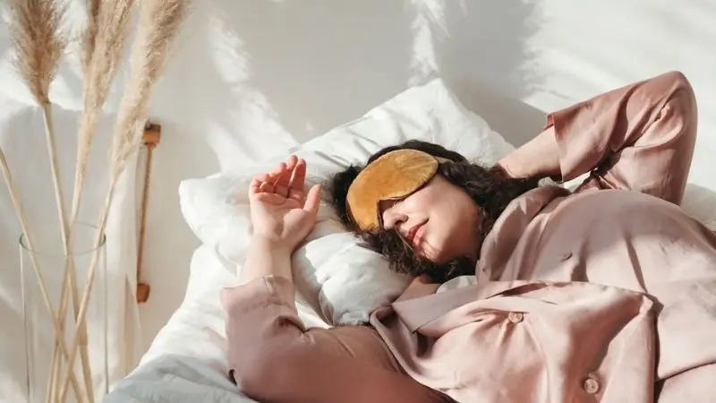 Thói quen ngủ quá nhiều cũng khiến mí mắt xuất hiện nhiều nếp gấp