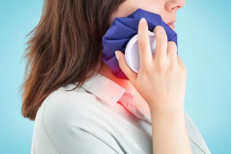 Chườm lạnh nhẹ sau tiêm filler nếu sưng