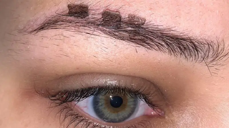 Để vảy lông mày bong tự nhiên