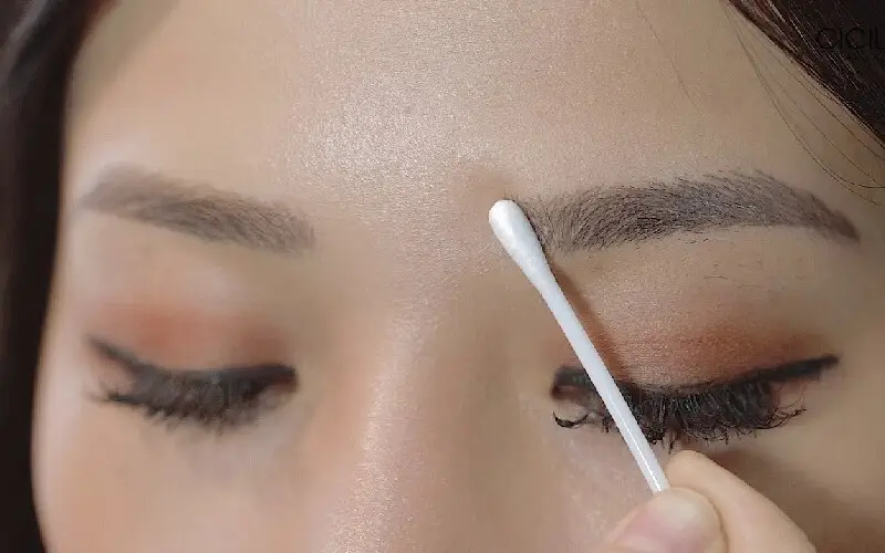 Dùng nước muối sinh lý để làm sạch lông mày