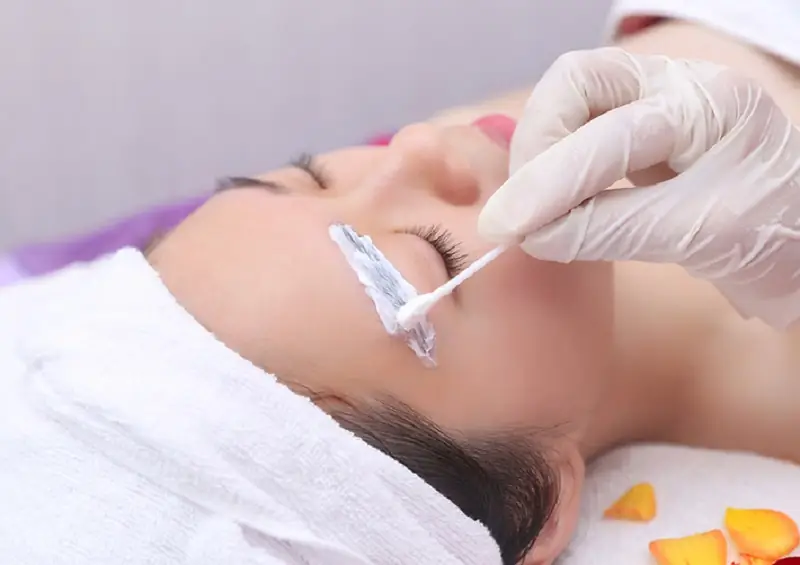 Khách hàng được ủ tê vùng lông mày trước khi thực hiện