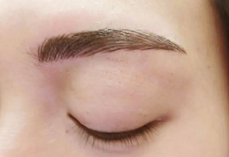 Sau phun lông mày sẽ hơi sưng tấy, đau nhức