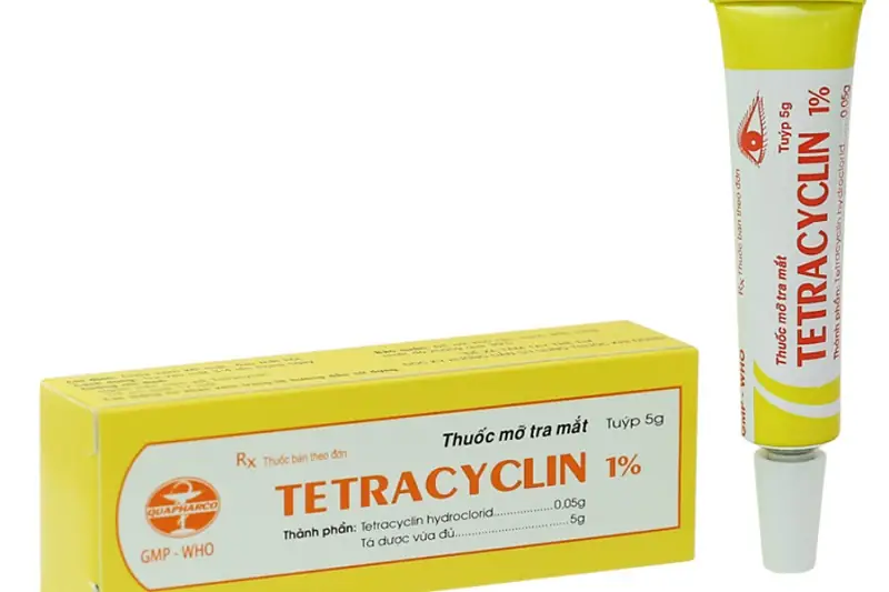 Thoa thuốc mỡ lên vùng chân mày