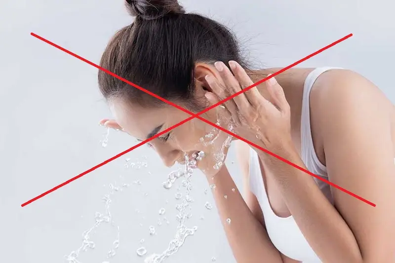 Tránh rửa mặt sau khi phun lông mày