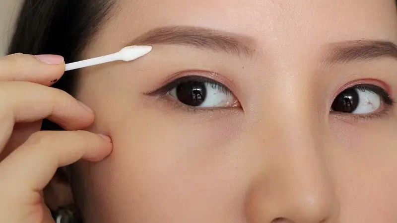 Sử dụng nước muối sinh lý để làm sạch bụi bẩn ở lông mày