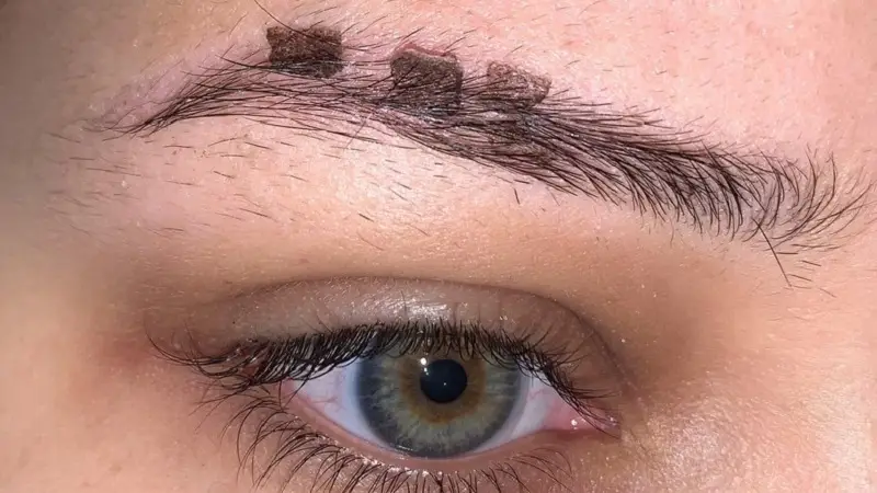 Để lớp vảy tự bong, tuyệt đối không bóc vì có thể gây tổn thương lông mày