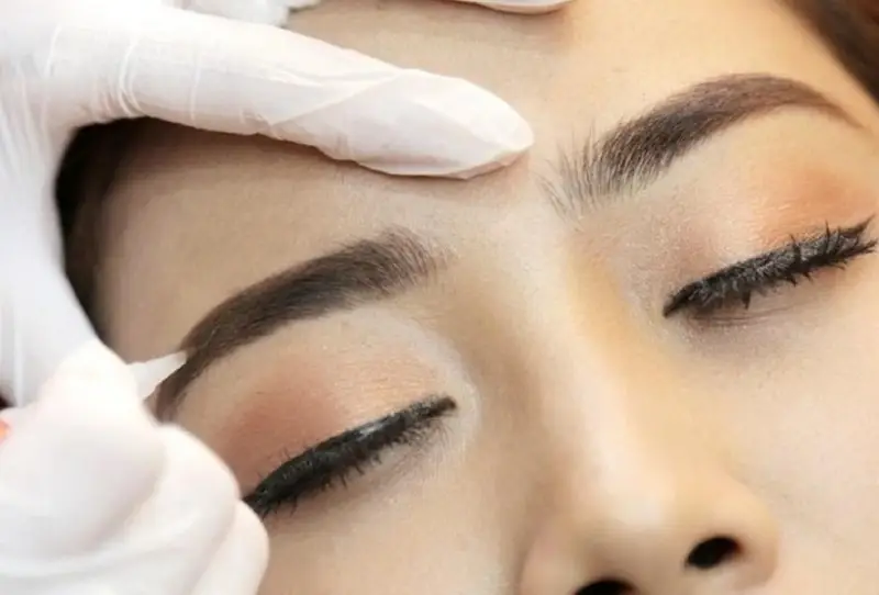 Nên dặm lại lông mày sau khi lần phun đầu ổn định