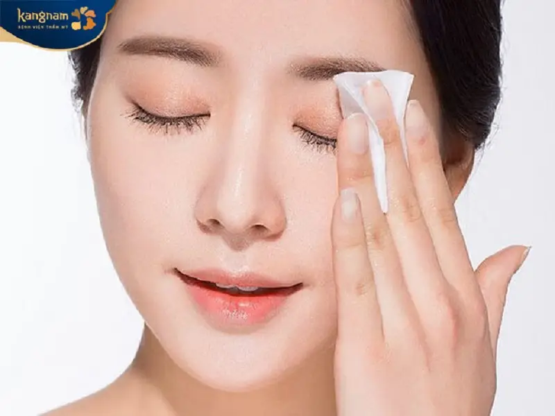 Vệ sinh lông mày sạch sẽ hàng ngày