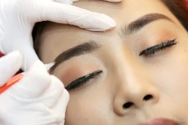 Kỹ thuật phun mày không chính xác có thể khiến dáng lông mày không được tự nhiên