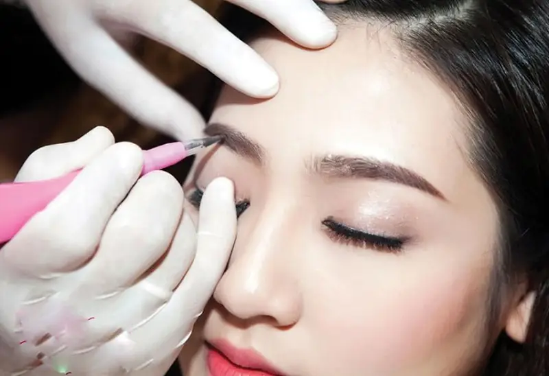 Kỹ thuật phun mày nếu lỗi thời có thể khiến khuôn mặt bị già đi