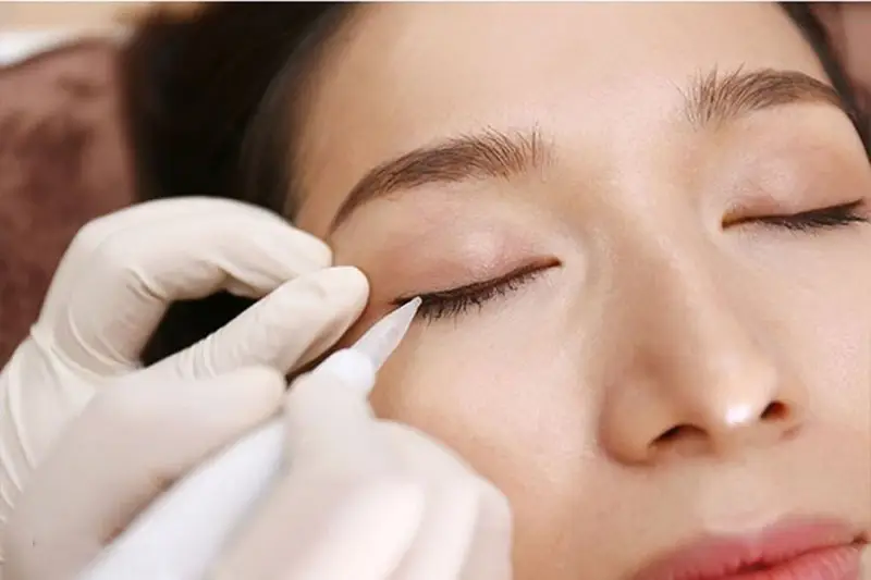 Phun mí mở tròng tạo đường nét thanh mảnh bằng mực hữu cơ và bút chuyên dụng