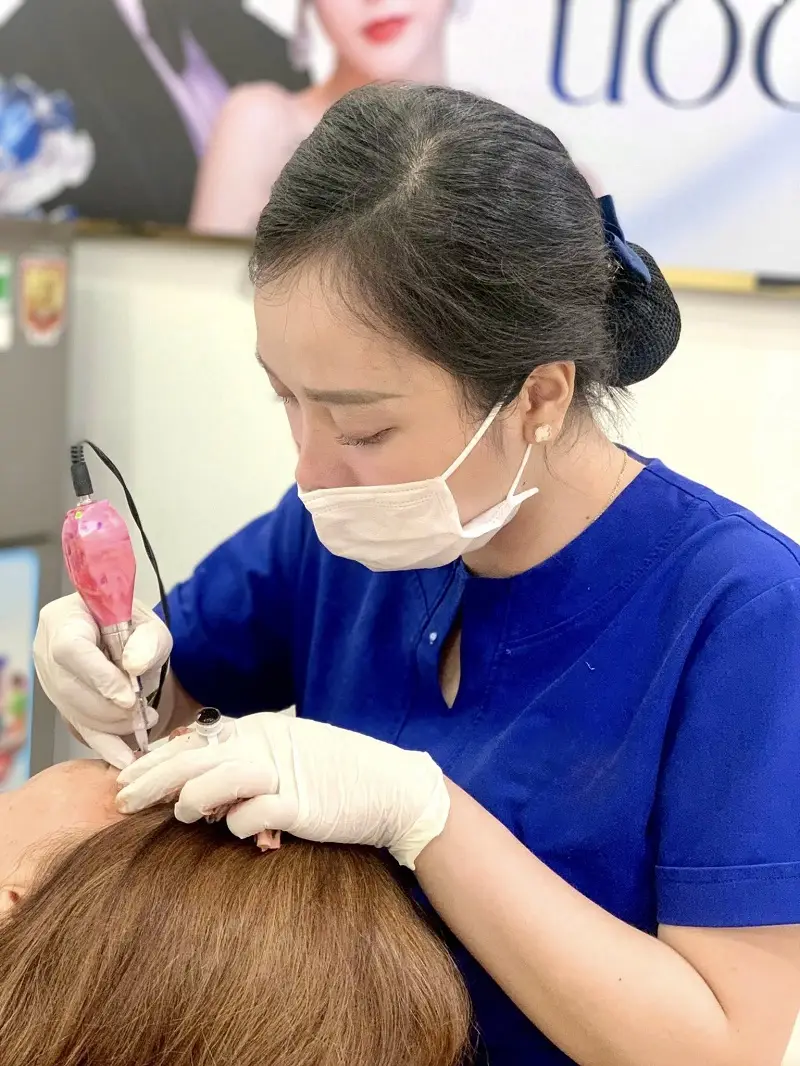 Kỹ thuật viên có chuyên môn sẽ đi màu chính xác, hài hòa