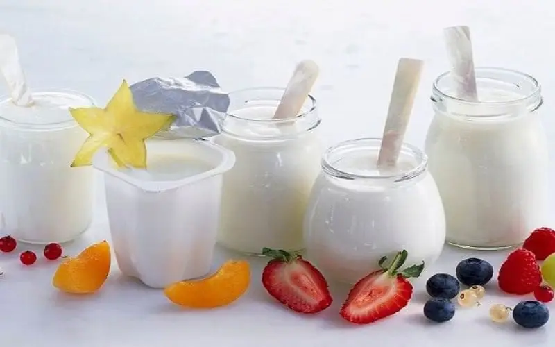 Ăn sữa chua để cung cấp dưỡng chất giúp môi nhanh phục hồi