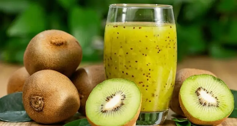Sử dụng kiwi sẽ giúp môi nhanh ổn định
