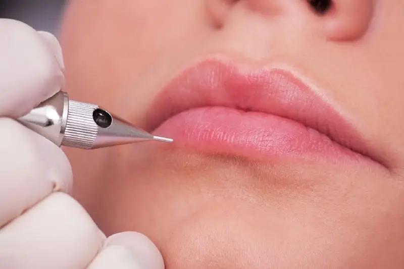 Xăm môi và phun môi đều giúp đôi môi hồng hào, tự nhiên