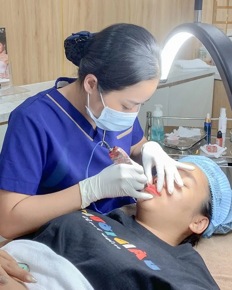 Kỹ thuật viên có tay nghề cao sẽ chọn được màu môi phù hợp với khách hàng và thao tác đi màu mực chính xác