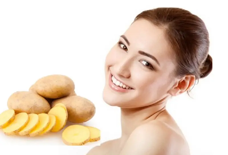 Dùng các lát mỏng khoai tây đắp lên vùng mí