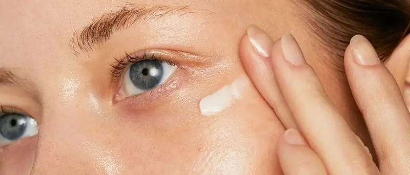 Thoa kem có công dụng làm tan mỡ mí mắt