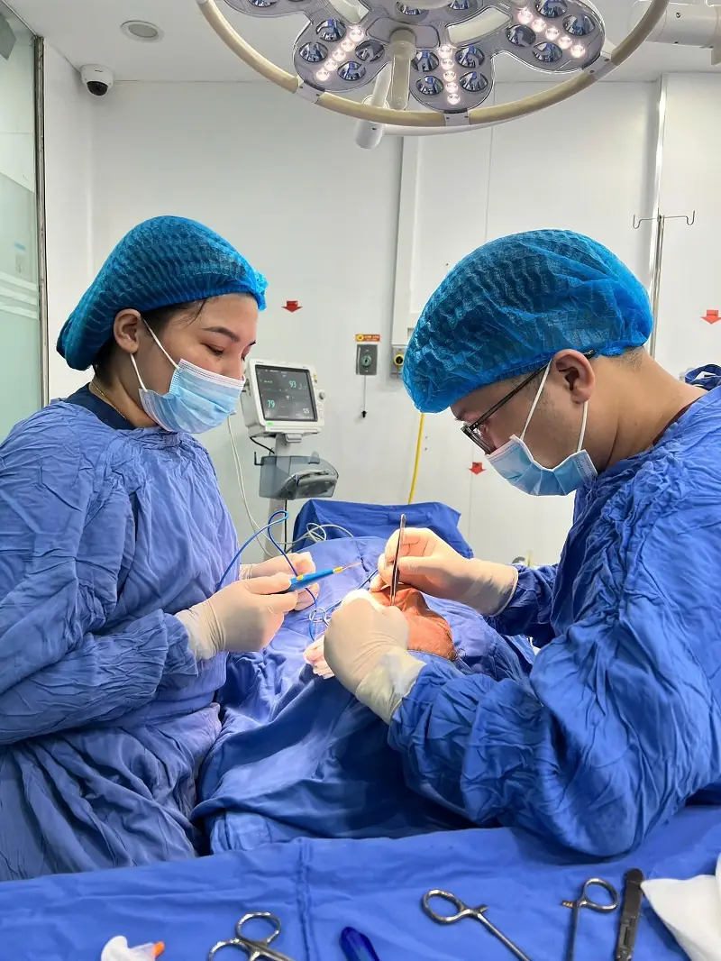 Bác sĩ sẽ thực hiện cắt mí theo chuẩn y khoa