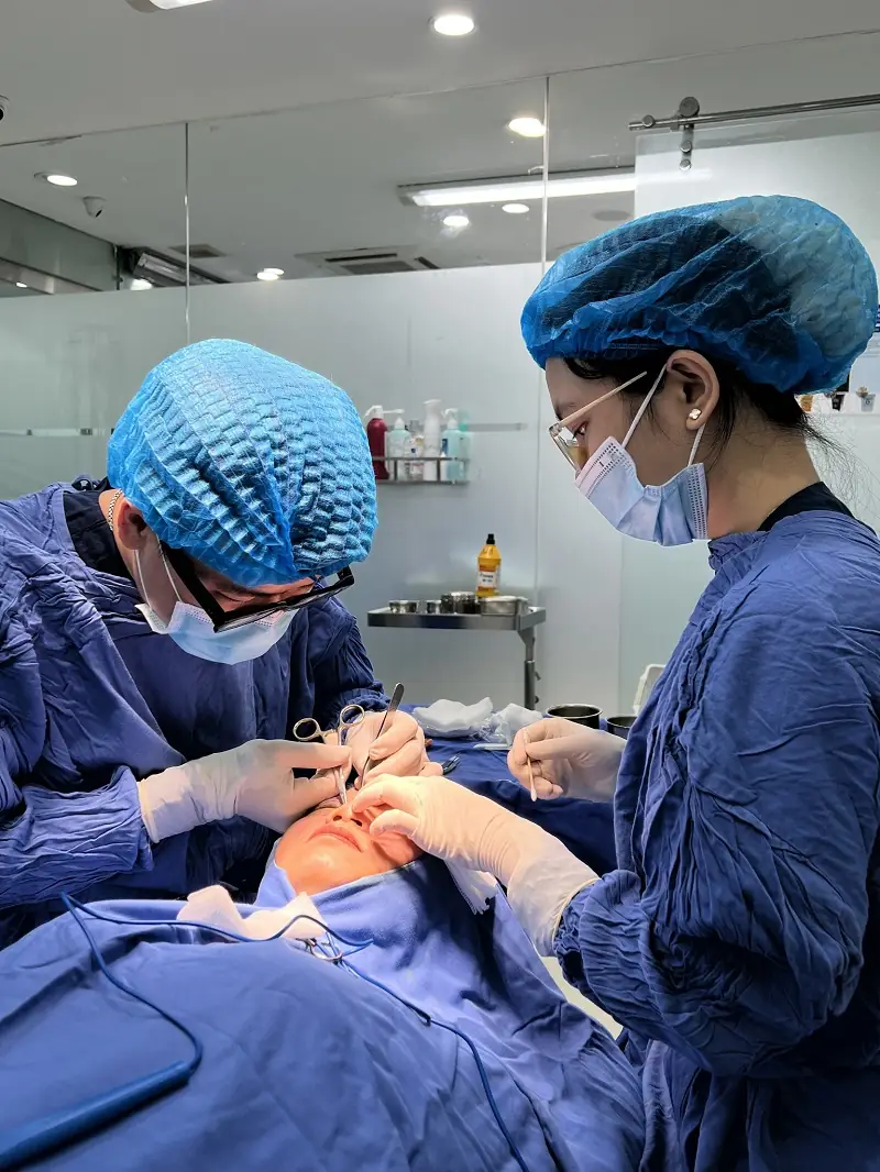 Kỹ thuật cắt mí không chính xác có thể gây mí mắt không đầu