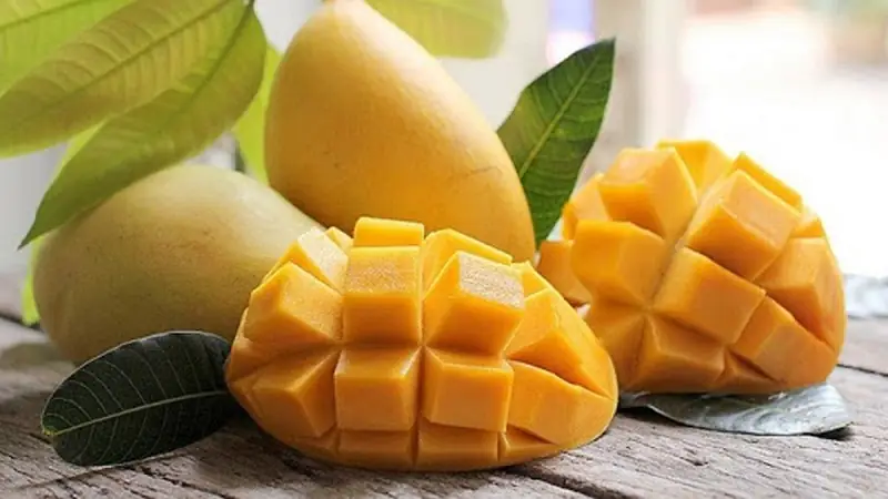 Khách hàng có thể ăn xoài sau khi cắt mí