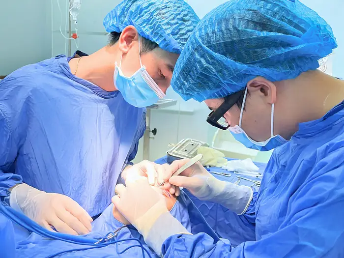 Các bác sĩ tại Kangnam thực hiện cắt mí theo chuẩn y khoa trong phòng thủ thuật đảm bảo vô khuẩn