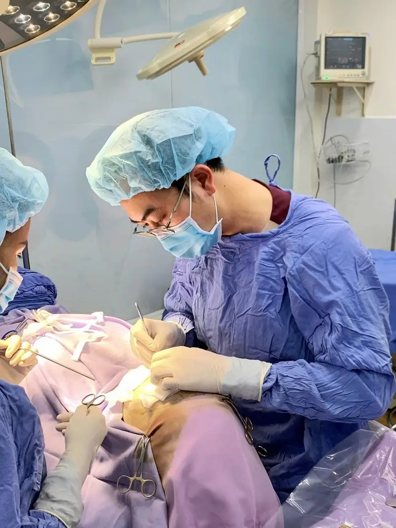 Bác sĩ tiến hành cắt lại vùng mí bị lỗi