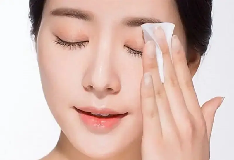 Vệ sinh mí mắt sạch sẽ bằng nước muối sinh lý